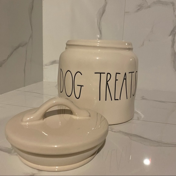 ⭐️HP⭐️ BNWT Rae Dunn “Dog Treats” Jar - Picture 2 of 6